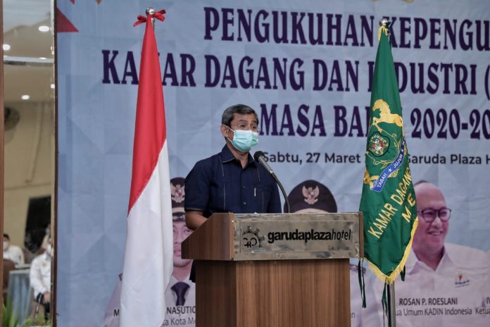 Sekda Kota Medan Ir Wiriya Alrahman MM saat menghadiri acara pelantikan Kepengurusan Kadin Medan. (f:mistar/ist)
