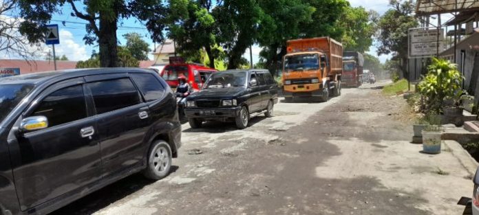 Jalan Asahan Km 4 di SimalungunRusak Parah, Warga dan Pengendara Mengeluh