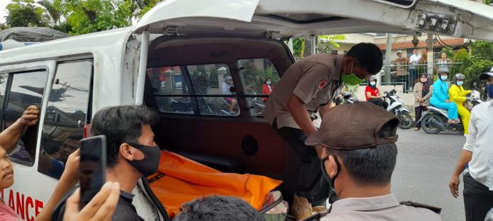 Jenazah korban saat dievakuasi ke mobil ambulance menuju rumah duka, Senin (8/3/2021). (f: hamzah/mistar)