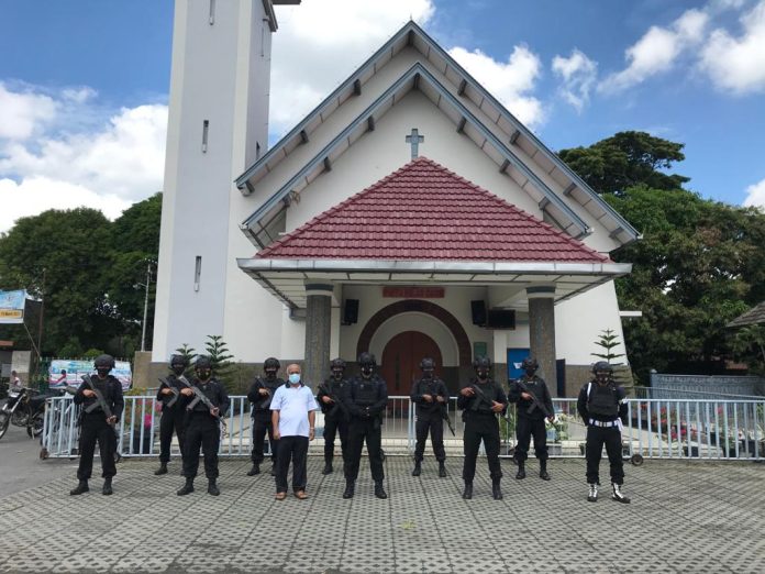 Personel Brimob Subden II B Pematangsiantar melakukan patroli keliling ke Gereja gereja di Pematangsiantar pasca adanya aksi bom bunuh diri di Gereja Katedral di Kota Makassar, Sulawesi Selatan, Minggu (28/3/2021) (f: mistar/hamzah)