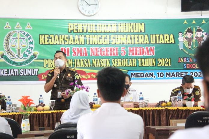 Kasi Penkum Sumanggar Siagian saat memberikan pengarahan kepada pelajar SMAN5 Medan.(f:mistar/ist)