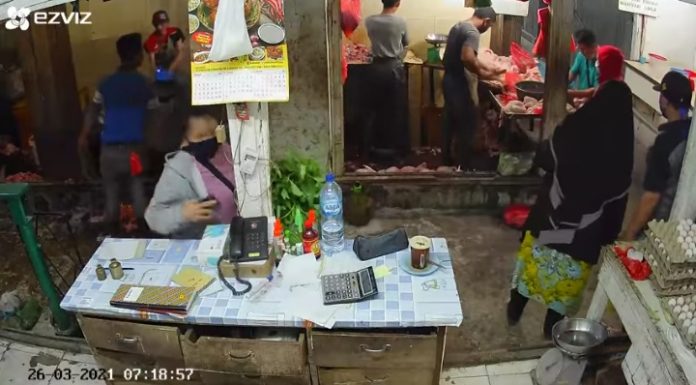 Wanita Bermasker Hitam Terekam CCTV Curi Hp di Pasar Horas Siantar