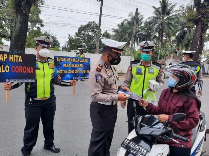 Satlantas Polres Simalungun Bagi-bagi Masker di Operasi Keselamatan Toba