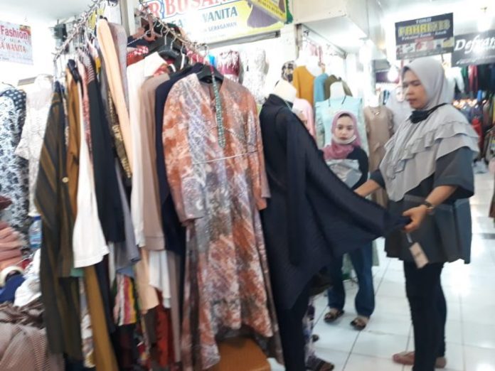Omset Pedagang Pakaian di Pusat Pasar Mulai Meningkat 55 Persen