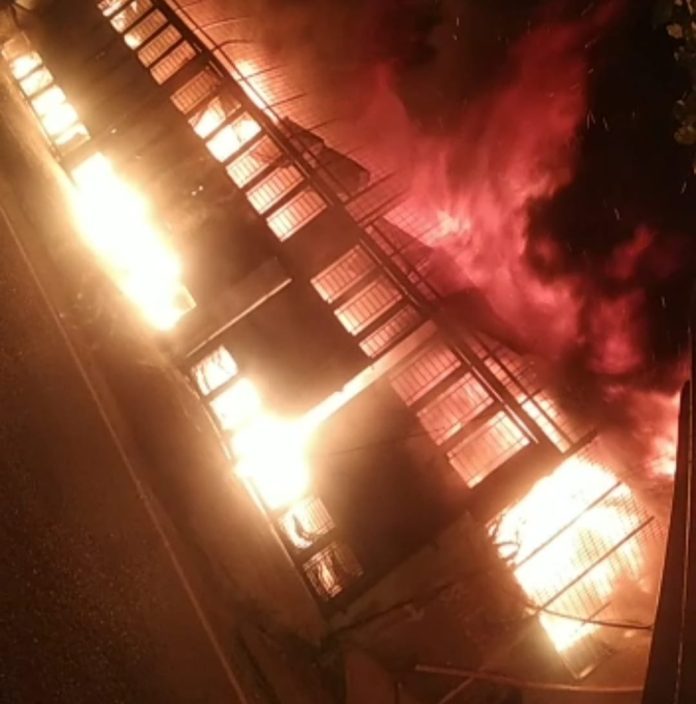 Kobaran api saat membakar kawasan pertokoan di Jalan Rahmadsyah/Japaris Medan. (f: ist/mistar)
