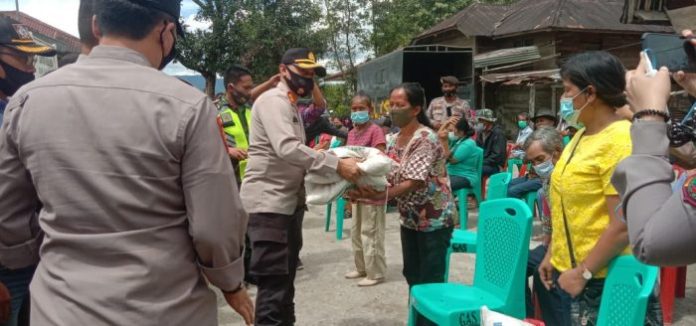 Kapolres Toba Berbagi Asih Dengan Korban Puting Beliung