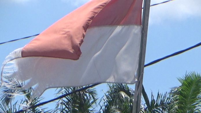 Bendera lusuh dan koyak, masih terpasang dan berkibar di Depan Puskesmas Securai, Kecamatan Babalan, Kabupaten Langkat, Rabu ( 21/4/21).(f:mistar/gunarso)