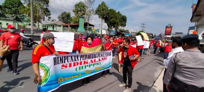 Massa HPPPS Demo ke DPRD Dairi, Pedagang Ngaku Teraniaya Dan Terintimidasi, PD Pasar Diminta Dibubarkan