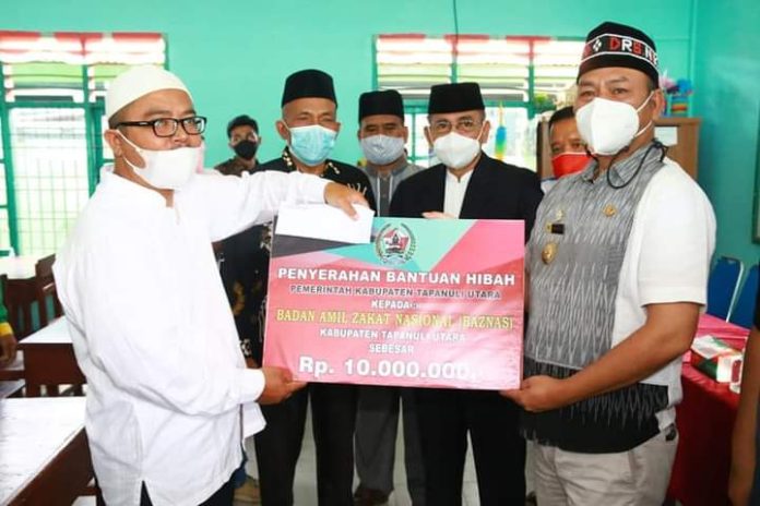 Bupati Taput Serahkan Bantuan Peduli Guru Madrasah Baznas Sebesar Rp10 Juta