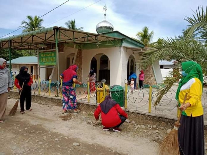 Sambut Ramadhan, Kaum Ibu di Desa Paya Kuda Bersihkan Mesjid