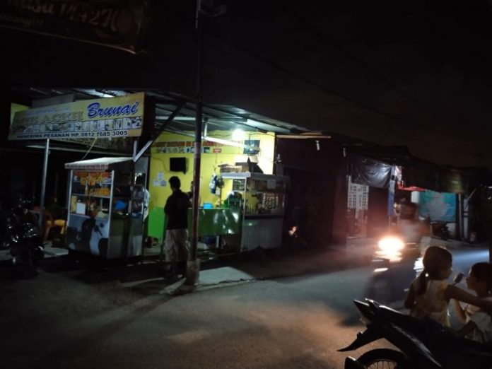 Pemadaman Listrik di Jalan Purwo Delitua Bikin Pedagang Kesal