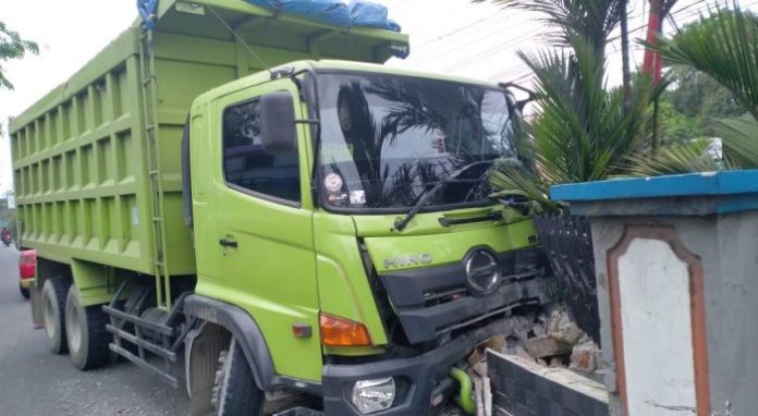 Sopir Ngantuk, Dump Truk Tujuan Siantar Seruduk Pagar Tugu Adipura Lubuk Pakam