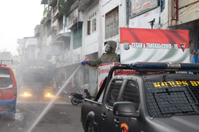 Forkopimda Semprotkan Disinfektan ke Lokasi Keramaian di Siantar