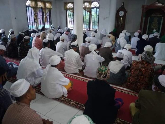 Jemaah Tarekat Naqsabandiyah Al Kholidiyah Al Jalaliyah Rayakan Idul Fitri