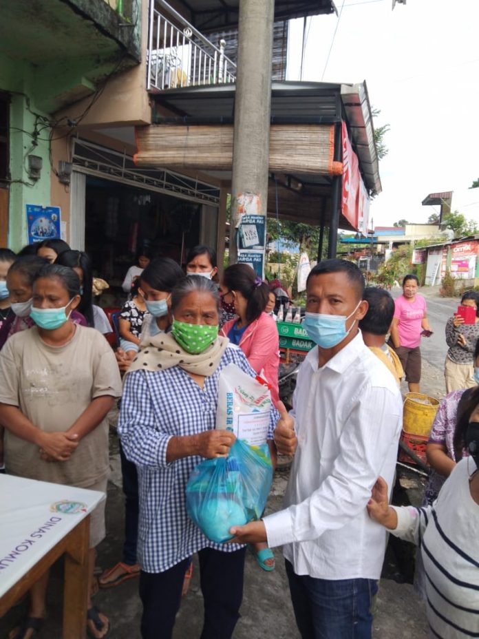 Kelompok Tani Sopo Balian Berbagi Sembako dengan Korban Banjir Parapat