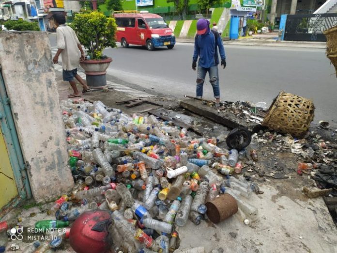 Tumpukan Sampah Hingga 100 Kg Sumbat Parit di Jalan Merdeka Pematangsiantar