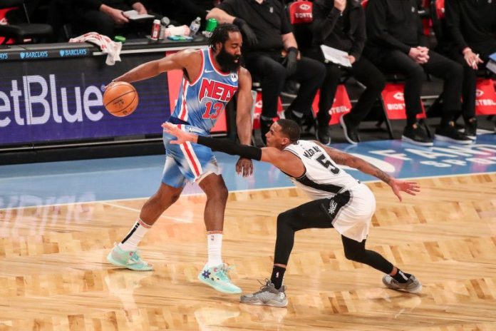 Guard Brooklyn Nets James Harden (13) dihadang guard San Antonio Spurs Dejounte Murray (5) dalam pertandingan di Barclays Center, Brooklyn, New York, Kamis (13/5/2021). REUTERS/Wendell Cruz-USA TODAY Sports.