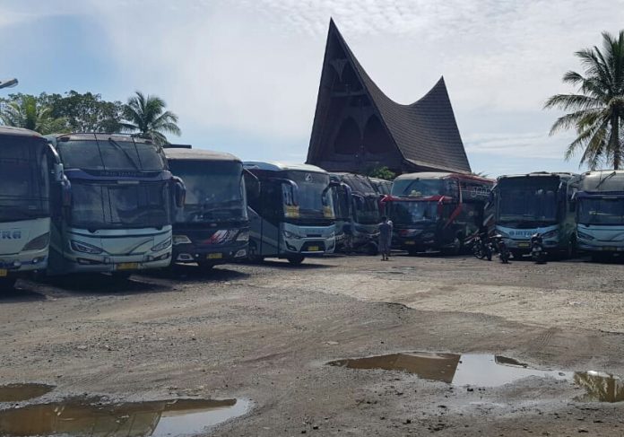 Ratusan Karyawan Bus Intra Sentosa Mengeluh