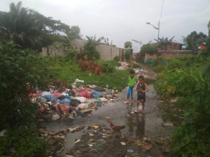 Sudah Bertahun-tahun Jalan Gang Kurnia Sari Rejo Hancur karena Sampah