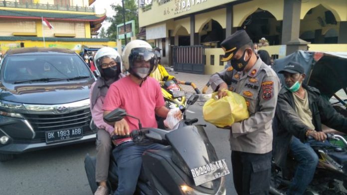 Polsek Medan Timur Bagikan 200 Takjil dan Imbau Larangan Mudik