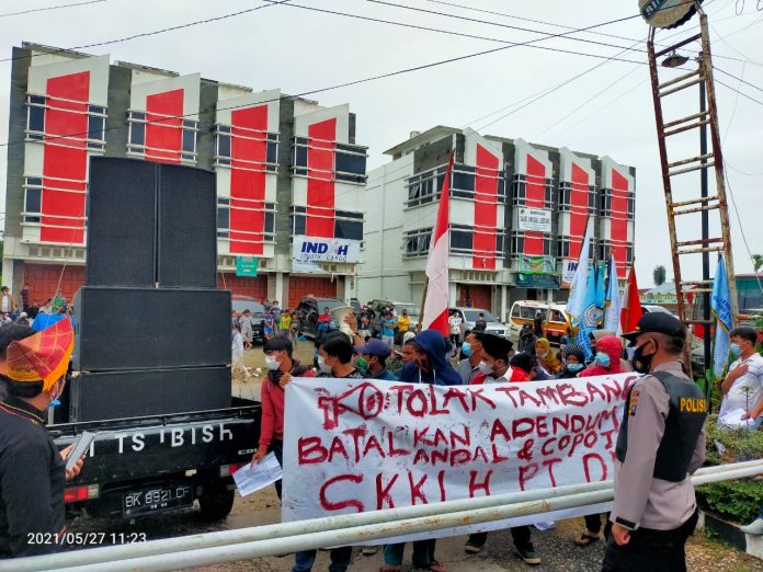 Aksi unjuk rasa menyuarakan penolakan kehadiran PT DPM lewat di depan Hotel Beristera, Sidikalang, Kamis (27/5/21) (f:mistar/manru)