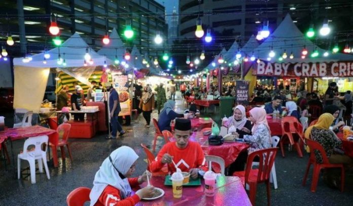 Warga Malaysia Rayakan Idul Fitri di Bawah Penguncian Nasional