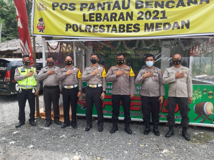 Personil saat melakukan pengamanan di pos perbatasan Medan-Berastagi, Kamis (13/5/2021). (F: Mistar/ist)