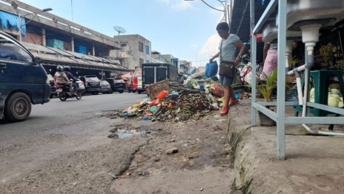 Limbah Pedagang Pasar Horas Kembali Menumpuk, Jalan Merdeka Siantar Kotor dan Bau