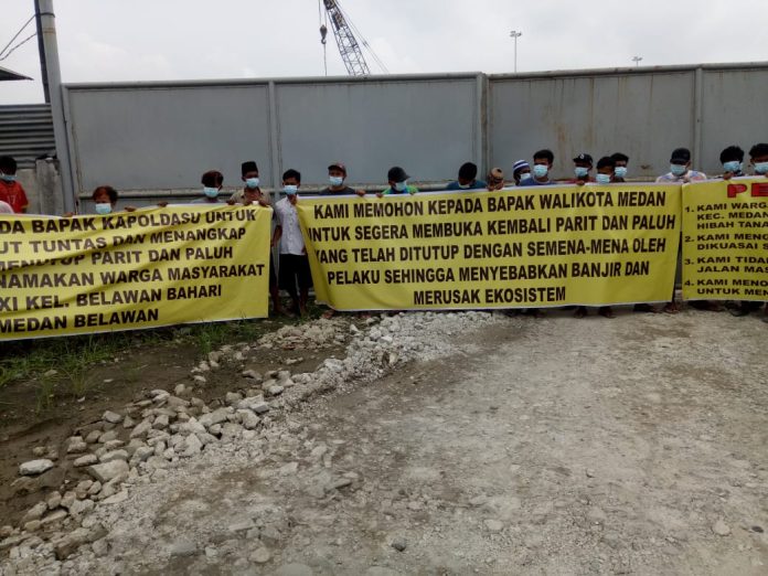 Aksi damai warga Lingkungan XII Belawan Bahari, Kecamatan Belawan. (f:mistar/saut)