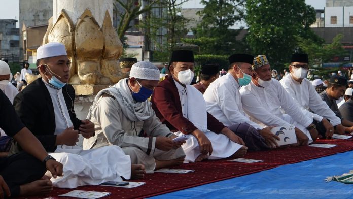 Plt Walikota Tanjungbalai, Waris Thalib, saat menghadiri pelaksanaan sholat Idul Fitri 1442 Hijriah di Lapangan Sultan Abdul Jalil Rahmadsyah Kota Tanjungbalai, (f:mistar/ist)