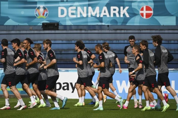 Para pemain Denmark saat sesi latihan di DBU Traeningsbane di Helsingor pada 20 Juni 2021 menjelang pertandingan melawan Rusia dalam Grup B EURO 2020. (AFP/JONATHAN NACKSTRAND)