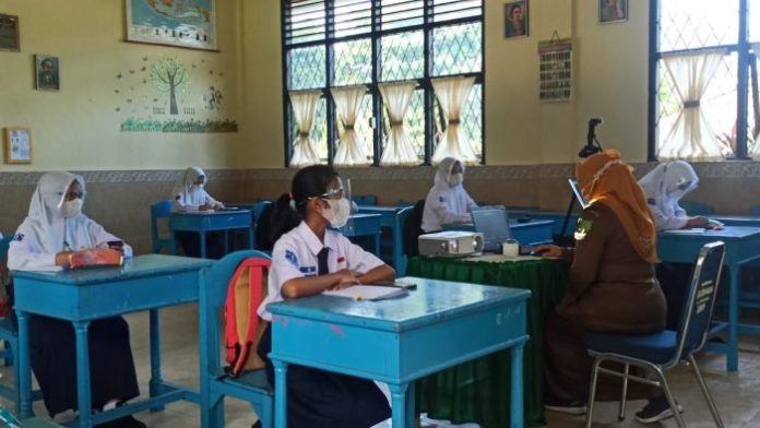 SMP Negeri 1 Medan Siagakan Tim Satgas Covid-19