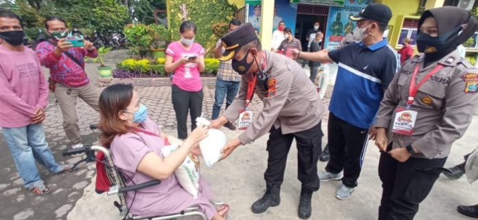 Polsek Medan Timur Bagi Sembako kepada Penyandang Disabilitas