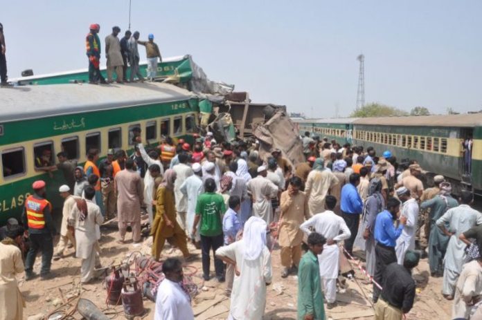Dua Kereta Api Tabrakan di Pakistan Selatan, 30 Orang Tewas