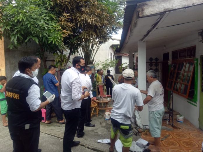 Tim Laboratorium Forensik (Labfor) Polda Sumatera Utara (Polda Sumut) tampak melakukan olah TKP di rumah yang dibakar OTK di Jalan Jorlang Hataran, Kota Pematangsiantar, Senin (31/5/21) kemarin.(f:mistar/ist)