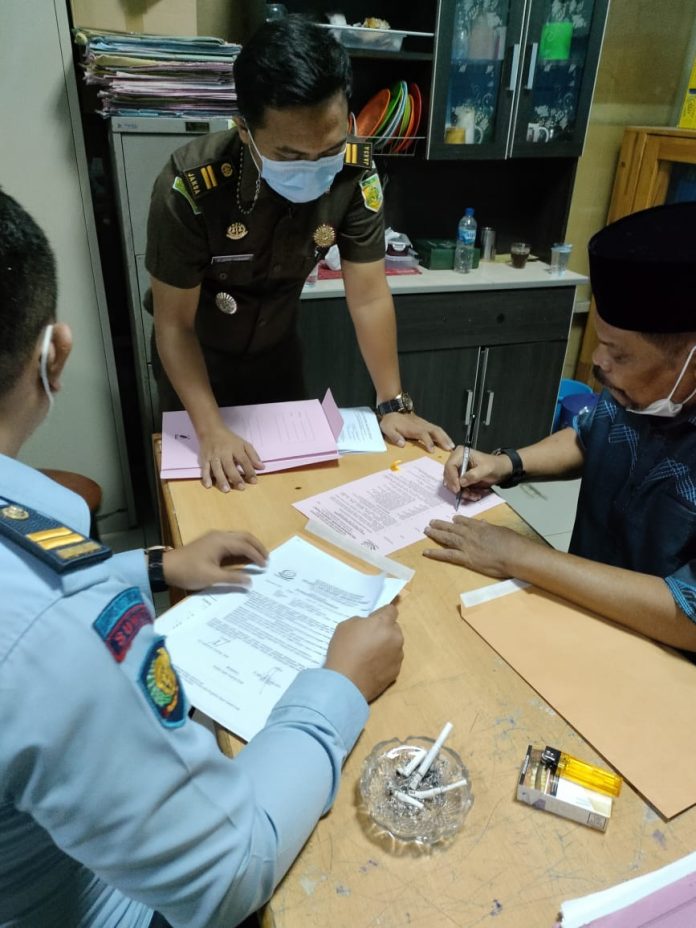 Pihak Petugas Lapas Tanjunggusta dan Kejari Jakarta Pusat melaksanakan proses administrasi untuk mengeksekusi putusan PK Mahkamah Agung.(mistar/ist)