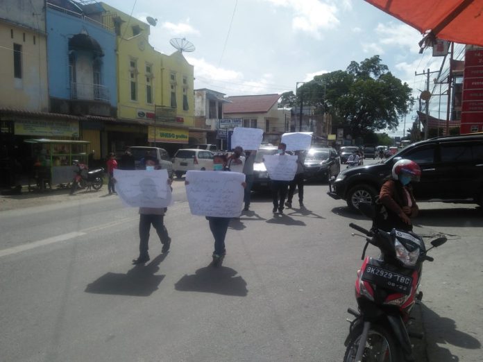Sekelompok masyarakat saat menyampaikan aspirasi kepada Bupati Toba agar menghentikan kegiatan rekalame di Kelurahan Pardede Onan. (f:mistar/ist)