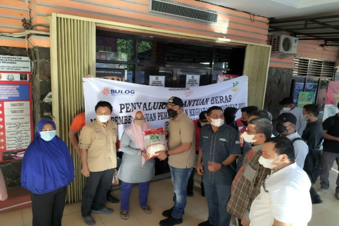 Penyerahan bantuan beras di Kecamatan Medan Sunggal Medan oleh Wakil Wali Kota Medan Aulia Rahman. ANTARA/HO-Bulog Sumut