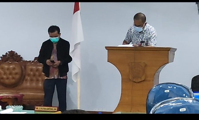 Direktur RSUD Sidikalang dr.Sugito Panjaitan didampingi KTU Luber Sianturi terlihat di podium ruang sidang DPRD Dairi, Sidikalang Jumat (23/7/21). (f:mistar/manru)