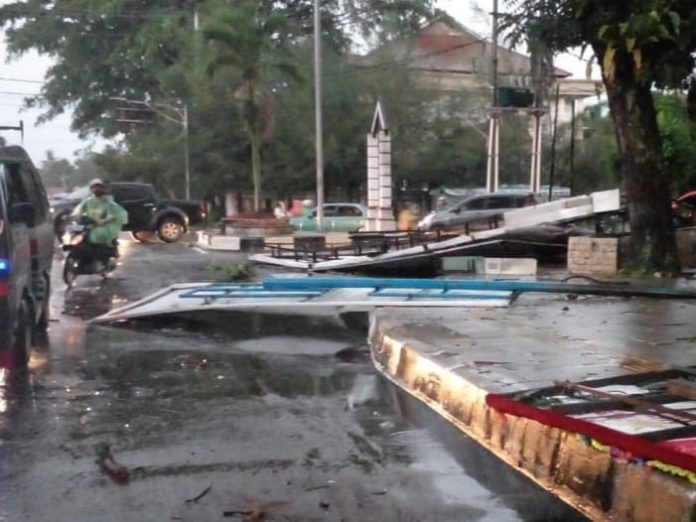 Hujan Deras Landa Siantar, Papan Iklan dan Pohon Tumbang serta Rumah Banjir