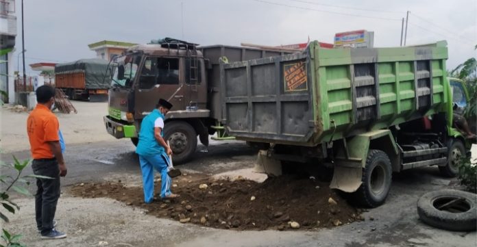 Tak Kunjung Diperbaiki Provinsi, Camat Galang Timbun Jalan Rusak di Deli Serdang