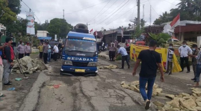 Gemapsi dan Gerpaktahan Gelar Aksi, Minta Gubsu Perbaiki Jalan Provinsi di Simalungun