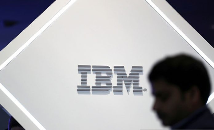 Dokumentasi - Seorang pria berdiri di dekat logo IBM di Mobile World Congress di Barcelona, ​​Spanyol, Senin (25/2/2019). ANTARA/REUTERS/Sergio Perez/am.