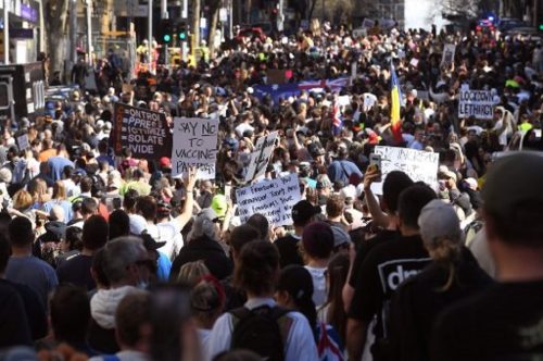 Massa Anti-Lockdown di Melbourne dan Sydney Dibubarkan dengan Semprotan Merica