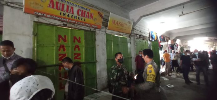 Dua toko mas di Pasar Simpang Limun Medan pasca dirampok empat pria bersenjata api, Kamis (26/8/2021). (f:mistar/saut)