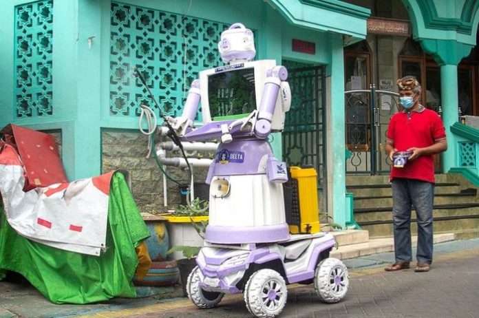 Robot Delta buatan warga Surabaya dari bahan bekas menjadi alat penyedia kebutuhan warga Desa Tembok Gede, Surabaya yang sedang menjalankan isolasi mandiri (isoman)