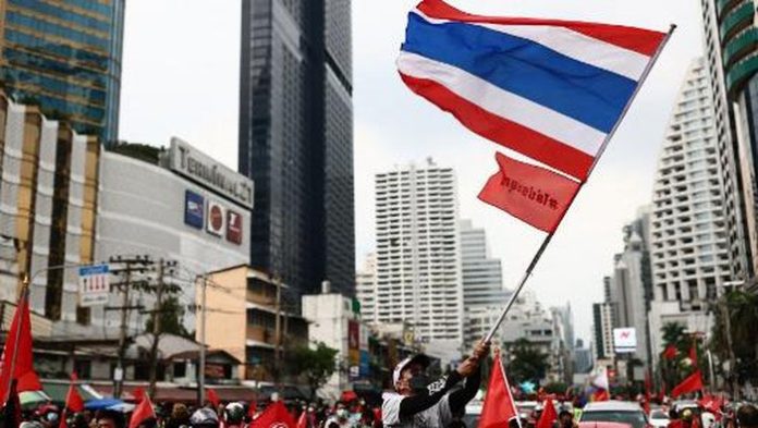 Massa Serukan PM Thailand Mundur