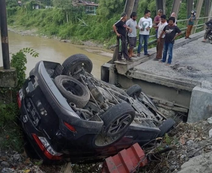 Ujung Jembatan di Tuntungan Medan Amblas, Toyota Rush Terbalik