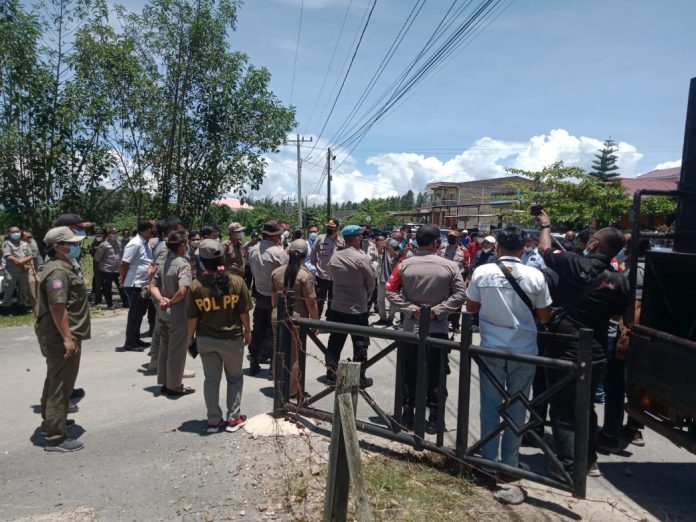 Ratusan Massa Berdemo Tuntut Pembubaran Staf Khusus Bupati Samosir