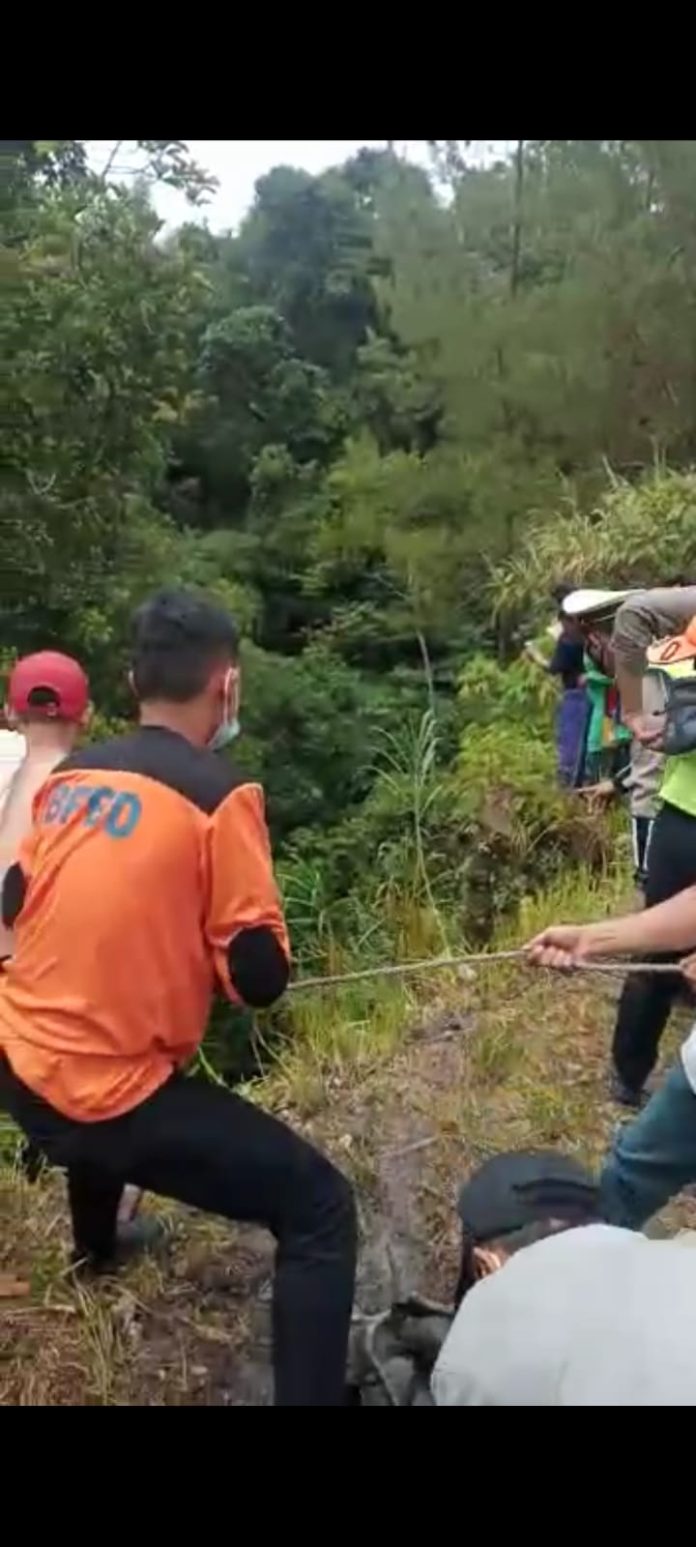 Polisi dan BPBD Dairi sedang mengevakuasi korban dua orang meninggal dunia dari sungai berkedalaman sekitar 200 meter.(f:mistar/ist)